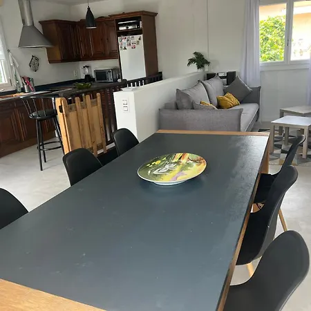 Etage Prive Dans Maison Chaleureuse Avec Piscine