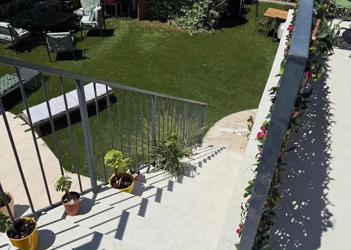 Etage Prive Dans Maison Chaleureuse Avec Piscine Affittacamere