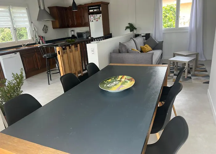 Etage Prive Dans Maison Chaleureuse Avec Piscine