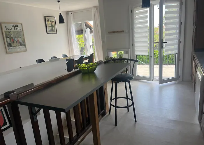 Etage Prive Dans Maison Chaleureuse Avec Piscine Affittacamere