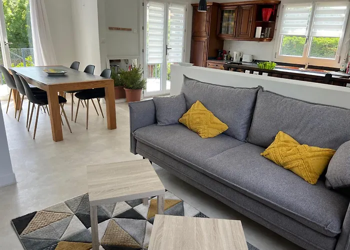 Etage Prive Dans Maison Chaleureuse Avec Piscine Antibes