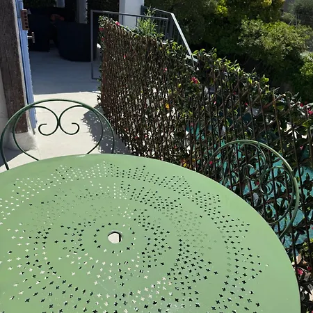 Etage Prive Dans Maison Chaleureuse Avec Piscine Vendégház Antibes