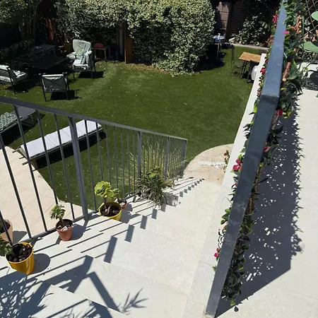 Etage Prive Dans Maison Chaleureuse Avec Piscine Vendégház