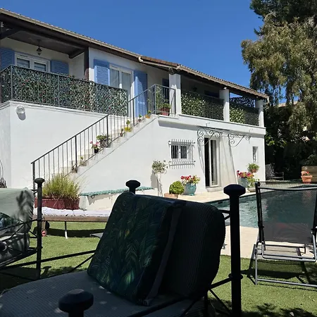 Etage Prive Dans Maison Chaleureuse Avec Piscine Vendégház Antibes