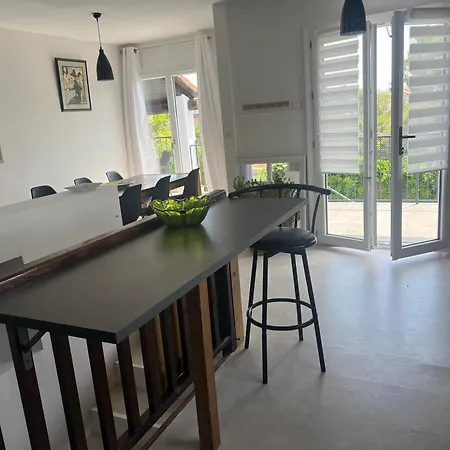 Etage Prive Dans Maison Chaleureuse Avec Piscine Πανσιόν