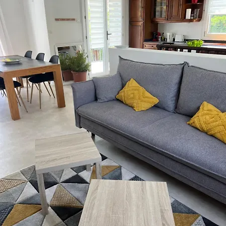 Vendégház Etage Prive Dans Maison Chaleureuse Avec Piscine
