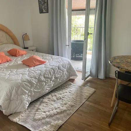 Etage Prive Dans Maison Chaleureuse Avec Piscine Πανσιόν