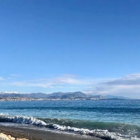 Etage Prive Dans Maison Chaleureuse Avec Piscine Maison d'hôtes *